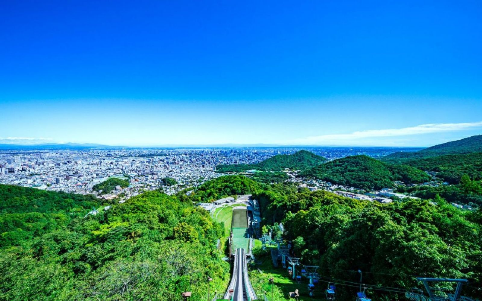 大空に舞う視線の先に、美しい街が広がる。